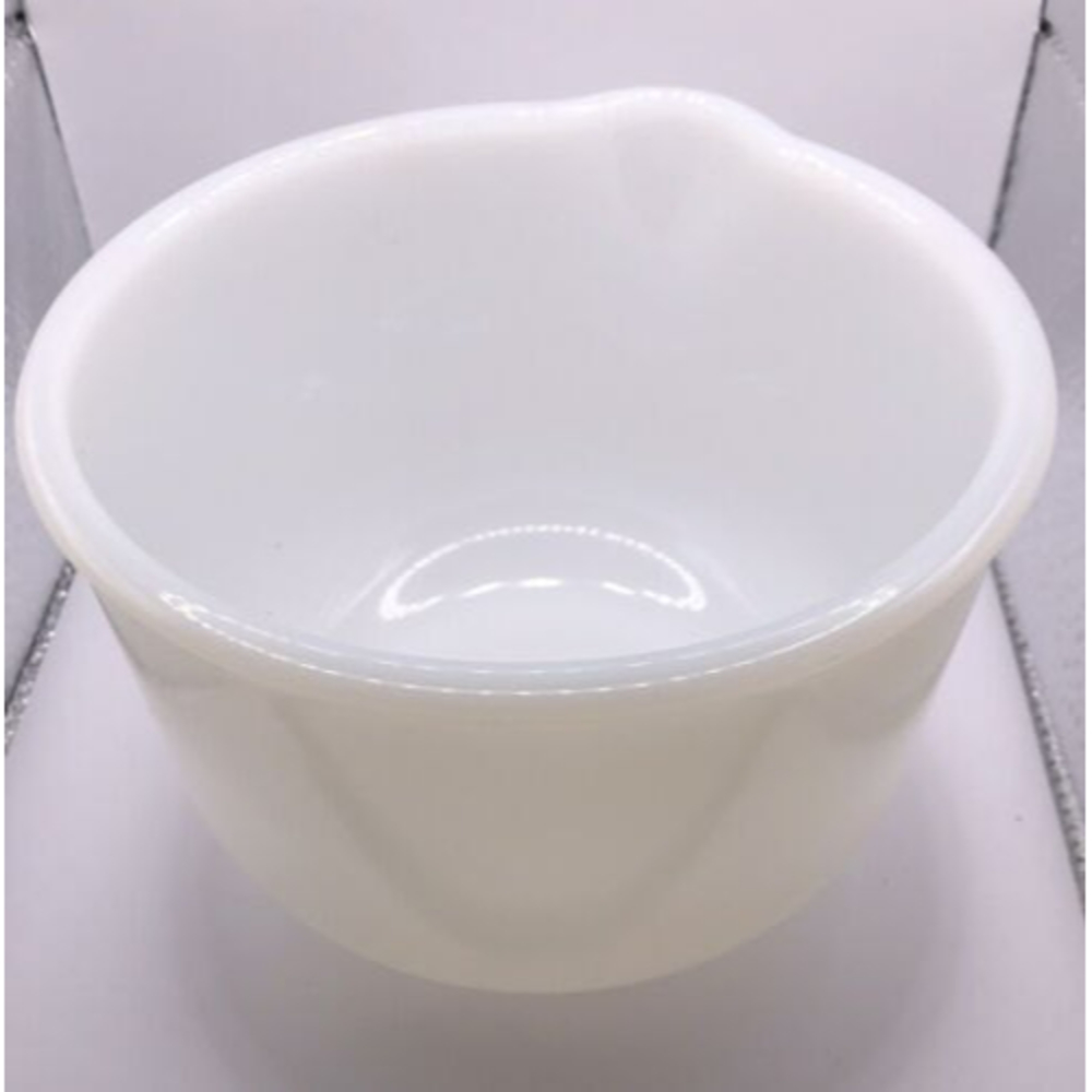 Vintage SunBeam Mixmaster Bowl Glasbake 15 MilkGlass With Spout 6.75”x4”